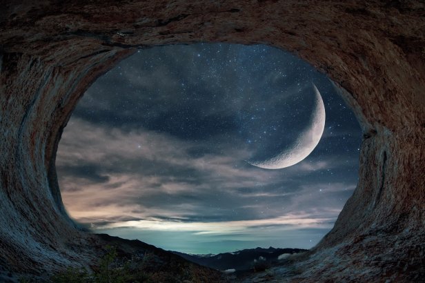 CAve with Dreamy Moon by enriquelopezgarre on Pixabay